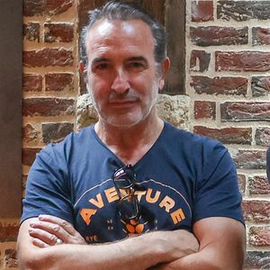 Exclusif - Jean Dujardin et ses trois partenaires, Antoine Gravouil, Olivier Carsoule et Éric Lafon, fondateurs de la distillerie Bordeaux Distilling Co, basée dans le quartier de Bacalan, lancent leur premier whisky, au nom évocateur : Aventure, à Bordeaux, France, le 1er octobre 2025. © Fabien Cottereau/Bestimage