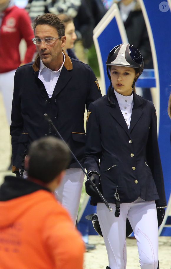 Lola Courbet, la fille de l'animateur Julien Courbet, en reconnaissance avec son père au jumping international de Bordeaux le 7 février 2016. Lola Courbet monte pour son partenaire Victory Horse. © Thibaud Moritz/Quentin Salinier/Bestimage