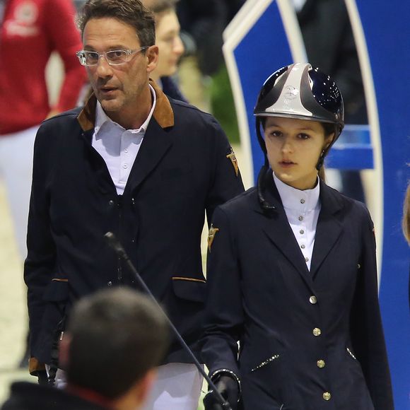 Lola Courbet, la fille de l'animateur Julien Courbet, en reconnaissance avec son père au jumping international de Bordeaux le 7 février 2016. Lola Courbet monte pour son partenaire Victory Horse. © Thibaud Moritz/Quentin Salinier/Bestimage