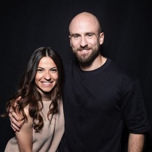 Exclusif - Denitsa Ikonomova, François Alu en backstage de l'enregistrement de l'émission "La Boîte à secrets", présentée par F.Bollaert et diffusée le 9 janvier 2026 sur France 3, dans les studios du Lendit à Saint-Denis, France, le 2 décembre 2025. © Cyril Moreau/Bestimage