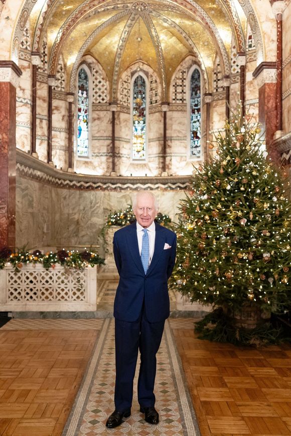 Le roi Charles III d'Angleterre enregistre son message de voeux de Noël pour la télévision dans la chapelle Fitzrovia à Londres, le 24 décembre 2024. 

Photo : Alpha Agency / Bestimage