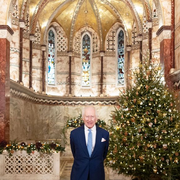Le roi Charles III d'Angleterre enregistre son message de voeux de Noël pour la télévision dans la chapelle Fitzrovia à Londres, le 24 décembre 2024. 

Photo : Alpha Agency / Bestimage