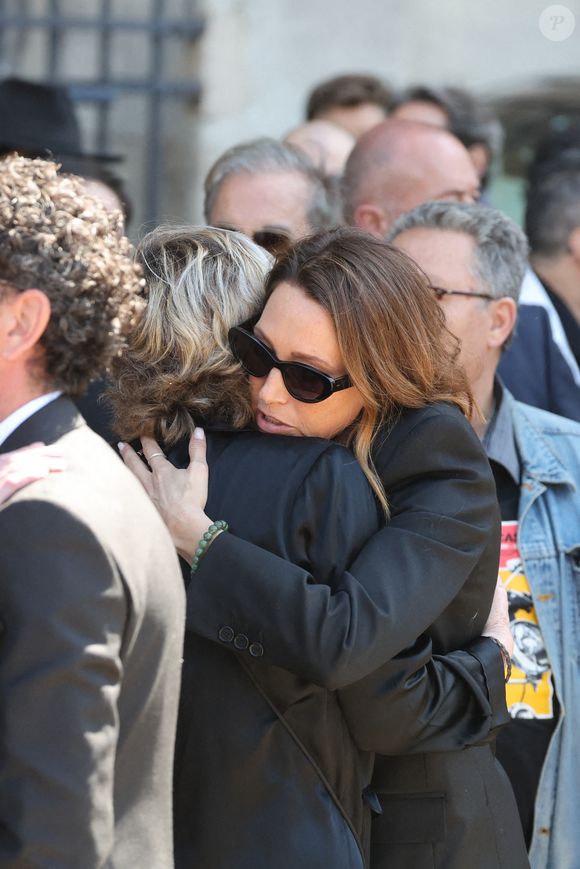 Laura Smet et Michèle Marchand - Sorties des obsèques de Nathalie Baye en l'église Saint-Sulpice à Paris le 24 avril 2026. © Dominique Jacovides - Coadic Guirec / Bestimage