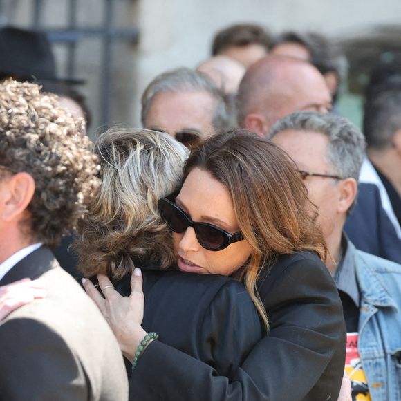 Laura Smet et Michèle Marchand - Sorties des obsèques de Nathalie Baye en l'église Saint-Sulpice à Paris le 24 avril 2026. © Dominique Jacovides - Coadic Guirec / Bestimage