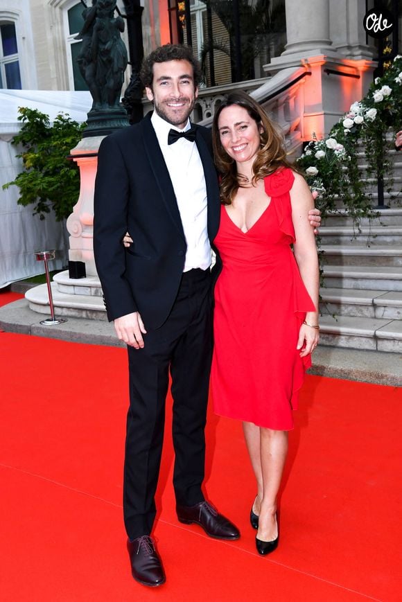 Séparé d'Eve, la mère de ses deux enfants, Martin Kretz a semble-t-il retrouvé l'amour

La famille Kretz : "L'Agence" sur TMC  : Martin Kretz et sa femme Eve von Romberg - Soirée de gala des 50 ans de la Fondation Claude Pompidou à l'Hôtel Marcel Dassault à Paris le 12 avril 2022.
C'est à l'Hôtel Marcel Dassault, au rond-point des Champs Elysées, que s'est tenue le mardi 12 avril, la soirée de gala des 50 ans de la Fondation Claude Pompidou.
Cette Fondation créée par l’épouse du Président Georges Pompidou, est la seule fondation de femmes de Présidents toujours en activité. Grâce à ses centres répartis en France, et ses équipes de bénévoles, elle vient en aide aux enfants handicapés, aux malades d'Alzheimer, aux personnes atteintes d'autisme et aux personnes vulnérables.
 La soirée de gala,  présentée par le journaliste  Frédéric.Taddéi, est organisée et financée par Monique Pozzo di Borgo, Natacha.Dassault et Marie-Héléne Habert-Dassault. Elle a réunit des personnalités de tous horizons autour d'une vente aux enchères au profit de la Fondation, orchestrée par le commissaire-priseur d'Artcurial, Arnaud Oliveux, en présence d'Alain Pompidou Président de la Fondation et son épouse Nicole, de Laurent.Dassault, Victor.Habert- Dassault, David de.Rothschild et de Richard.Hutin, directeur général de la Fondation Claude Pompidou.

Rachid Bellak / LMS / Bestimage