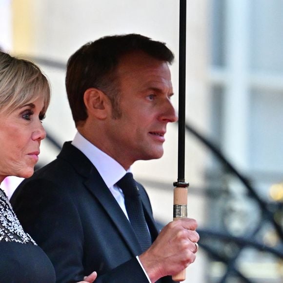 Le président Emmanuel Macron et sa femme Brigitte Macron - Arrivées des personnalités au dîner d’État en l’honneur du président brésilien et de sa femme au palais présidentiel de l’Élysée à Paris le 5 juin 2025.

© Christian Liewig / Bestimage