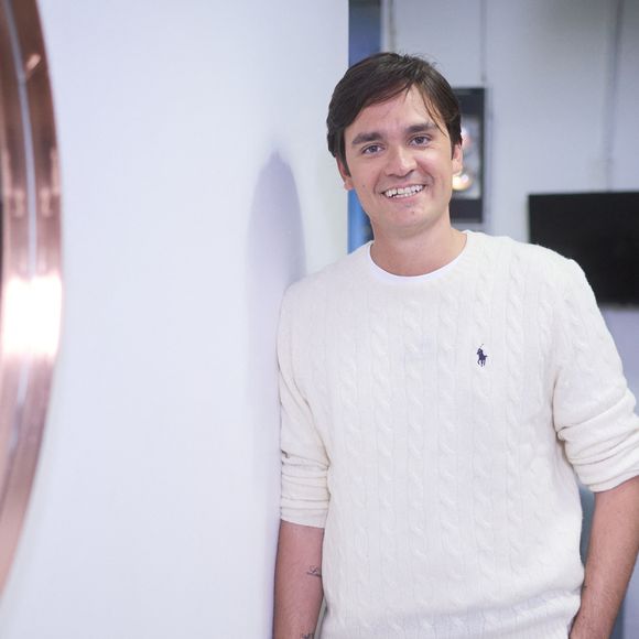 Exclusif - Alain-Fabien Delon en backstage de de l'émission "C à Vous" à Paris, France, le 18 octobre 2024. © Cyril Moreau/Bestimage