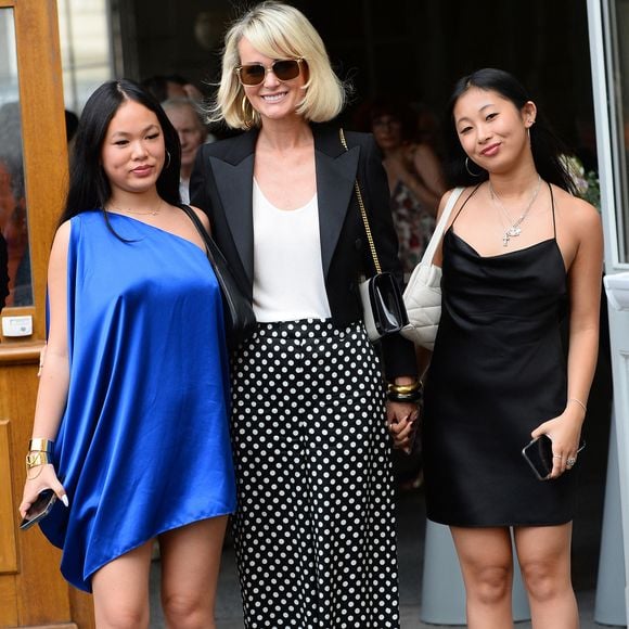 Cet anniversaire commun est une tradition chez les Hallyday,

Laeticia Hallyday et ses filles Jade et Joy à leur arrivée au mariage de Claude Lelouch à la mairie du 18ème à Paris. Le 17 juin 2023. © Agence / Bestimage
