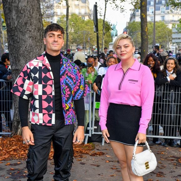 Louane Emera et son compagnon Florian Rossi arrivent au défilé de mode Miu Miu lors de la Fashion Week printemps/été 2022 à Paris, France, le 5 octobre 2021. © Veeren Ramsamy-Christophe Clovis/Bestimage