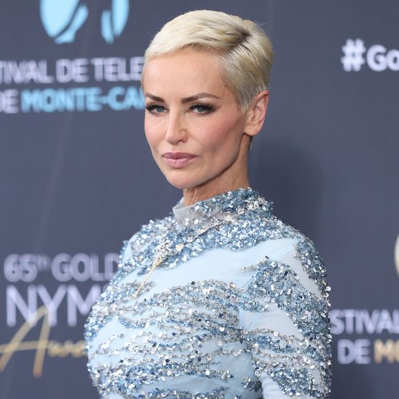 Adriana Karembeu a ébloui l'assemblée dans une longue robe fourreau bleu glacier. La création, dotée d'un col montant et de manches longues, était parsemée de sequins et de broderies argentées qui reflétaient la lumière à chacun de ses mouvements.

Adriana Karembeu lors de la cérémonie de clôture du 65e Festival de télévision de Monte-Carlo, le 16 juin 2026.

© Denis Guignebourg / Bestimage