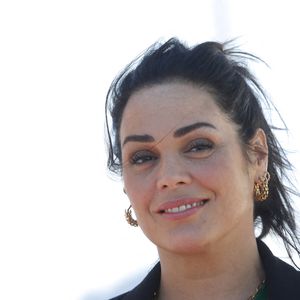Lola Dewaere au photocall de la série "Astrid et Raphaëlle" lors de la 5ème saison du festival International des Séries "Canneseries" à Cannes, France, le 2 avril 2022. © Denis Guignebourg/Bestimage