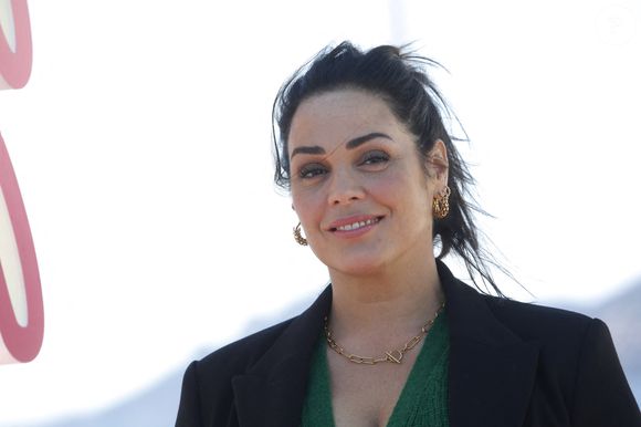 Lola Dewaere au photocall de la série "Astrid et Raphaëlle" lors de la 5ème saison du festival International des Séries "Canneseries" à Cannes, France, le 2 avril 2022. © Denis Guignebourg/Bestimage