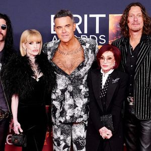 Et pour cause : apparue très métamorphosée et (très) amincie sur les photos et vidéos partagées sur les réseaux sociaux pendant la cérémonie, la star de la télé‑réalité  britannique de 41 ans a suscité de nombreux commentaires sur les réseaux sociaux. 

Robbie Williams (au centre) Kelly Osbourne (au centre à gauche) et Sharon Osbourne (au centre à droite) assistant aux Brit Awards 2026 au Co-op Live, Manchester. Crédit photo : an West/PA Wire : Ian West/PA Wire