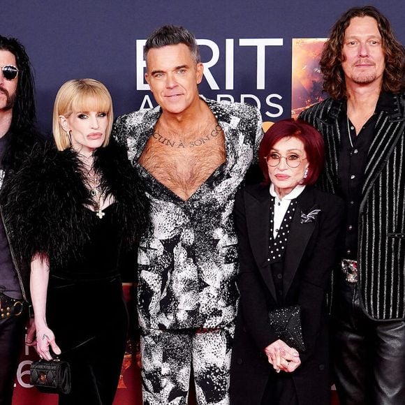 Et pour cause : apparue très métamorphosée et (très) amincie sur les photos et vidéos partagées sur les réseaux sociaux pendant la cérémonie, la star de la télé‑réalité  britannique de 41 ans a suscité de nombreux commentaires sur les réseaux sociaux. 

Robbie Williams (au centre) Kelly Osbourne (au centre à gauche) et Sharon Osbourne (au centre à droite) assistant aux Brit Awards 2026 au Co-op Live, Manchester. Crédit photo : an West/PA Wire : Ian West/PA Wire