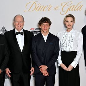 Le prince Albert II de Monaco, Kimi Antonelli et la princesse Charlene de Monaco au photocall du dîner de gala du Grand Prix de Formule 1 de Monaco 2026 en l'honneur du vainqueur dans la Salle des Etoiles du Sporting de Monaco le 7 juin 2026.

© Bruno Bebert / Bestimage