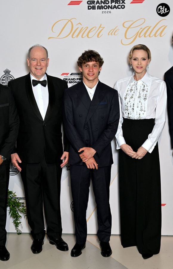 Le prince Albert II de Monaco, Kimi Antonelli et la princesse Charlene de Monaco au photocall du dîner de gala du Grand Prix de Formule 1 de Monaco 2026 en l'honneur du vainqueur dans la Salle des Etoiles du Sporting de Monaco le 7 juin 2026.

© Bruno Bebert / Bestimage