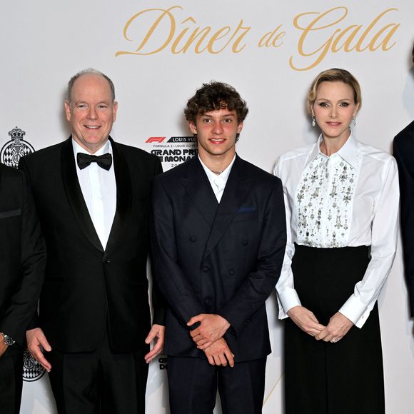 Le prince Albert II de Monaco, Kimi Antonelli et la princesse Charlene de Monaco au photocall du dîner de gala du Grand Prix de Formule 1 de Monaco 2026 en l'honneur du vainqueur dans la Salle des Etoiles du Sporting de Monaco le 7 juin 2026.

© Bruno Bebert / Bestimage