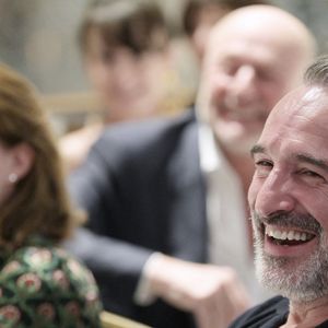 Jean Dujardin et sa femme Nathalie Péchalat (nouvelle présidente de l'association "Premiers de Cordée") - Dîner de charité Breitling à la Samaritaine pour l'association "Premiers de Cordée" à Paris le 4 avril 2024.  Rachid Bellak/Bestimage