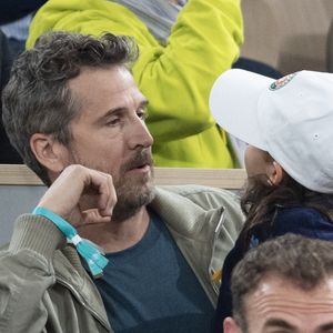 Guillaume Canet et sa fille Louise dans les tribunes lors des Internationaux de France de Tennis de Roland Garros 2025, à Paris, France, le 5 juin 2025. © Jacovides-Moreau/Bestimage