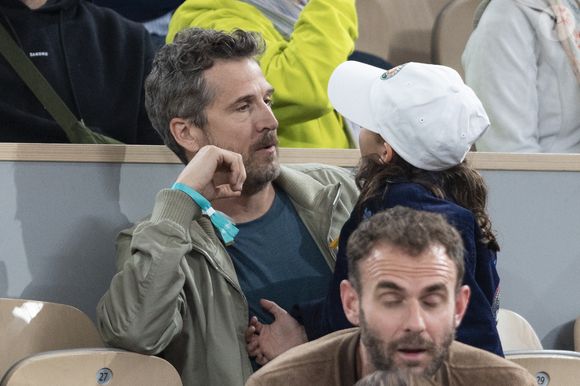 Guillaume Canet et sa fille Louise dans les tribunes lors des Internationaux de France de Tennis de Roland Garros 2025, à Paris, France, le 5 juin 2025. © Jacovides-Moreau/Bestimage