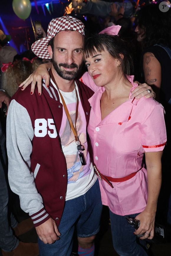 Le couple est ensemble depuis plus de quinze ans et partage une relation très solide.

Exclusif - Moche Pitt (Guillaume de Tonquedec) et Scotch Brit (Beatrice de La Boulaye) à la soirée La Kermesse au Sub Pigalle à Paris, France, le 23 novembre 2023. Photo by Jerome Dominé/ABACAPRESS.COM