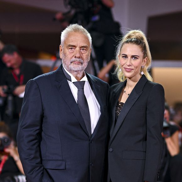 accompagné de sa compagne Sarah Saldmann. 

Luc Besson et Sarah Saldmann à la première de 'Father Joe' lors du 83ème Festival International du Film de Venise (Mostra), à Venise, Italie, le 6 septembre 2026. © Pierre Perusseau/Bestimage