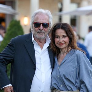 Pierre Arditi et sa femme Evelyne Bouix. - Festival International du Film de Pauillac à La Maison d'Estournel à Saint-Estèph le 11 juillet 2025. © Jean-Marc Lhomer/Bestimage