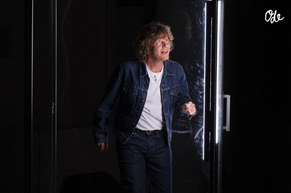 Exclusif - Alex Lutz dans son spectacle "Sexe, Grog et Rocking Chair" au théâtre de Verdure lors du 41ème Festival de Ramatuelle, le 5 aout 2025. © Cyril Bruneau / Festival de Ramatuelle / Bestimage