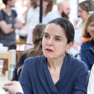 Si sa relation "a duré deux ans", l'écrivaine a avoué :  "Je ne me suis pas bien conduite… je suis partie… Quelques jours avant le mariage".

Amelie Nothomb  - Festival du Livre de Paris 2025 au Grand Palais à Paris le 11 avril 2025.
© Denis Guignebourg / Bestimage