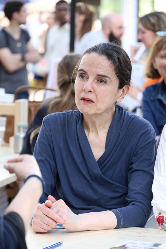 Si sa relation "a duré deux ans", l'écrivaine a avoué :  "Je ne me suis pas bien conduite… je suis partie… Quelques jours avant le mariage".

Amelie Nothomb  - Festival du Livre de Paris 2025 au Grand Palais à Paris le 11 avril 2025.
© Denis Guignebourg / Bestimage