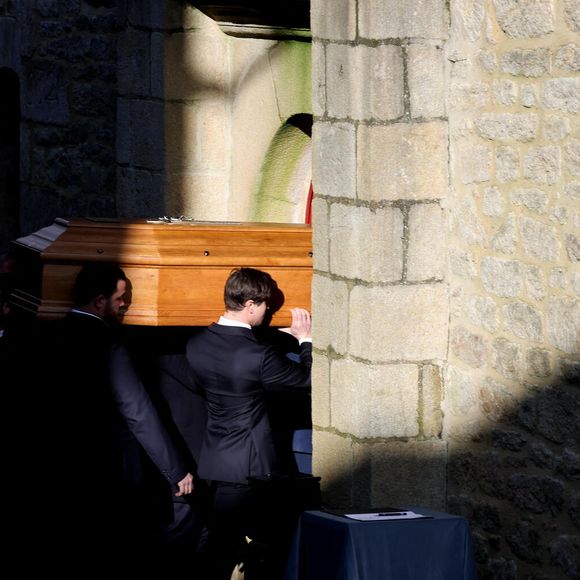 Le cercueil de Jean-Marie Le Pen porté par deux de ses petits-fils - Arrivées des membres de la famille Le Pen aux obsèques de Jean-Marie Le Pen en l'église Saint-Joseph à la Trinité-sur-Mer  le 11 janvier 2025. © Dominique Jacovides / Guillaume Collet / Bestimage