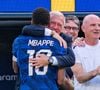 L'ouverture du score par Kylian Mbappé a donné lieu à une célébration poignante chargée d'affection et de complicité.

Didier Deschamps, Kylian Mbappé et Guy Stéphan lors du match France-Suède, 16e de finale de la Coupe du monde 2026. 

© Bestimage