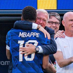 L'ouverture du score par Kylian Mbappé a donné lieu à une célébration poignante chargée d'affection et de complicité.

Didier Deschamps, Kylian Mbappé et Guy Stéphan lors du match France-Suède, 16e de finale de la Coupe du monde 2026. 

© Bestimage