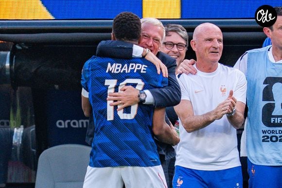 L'ouverture du score par Kylian Mbappé a donné lieu à une célébration poignante chargée d'affection et de complicité.

Didier Deschamps, Kylian Mbappé et Guy Stéphan lors du match France-Suède, 16e de finale de la Coupe du monde 2026. 

© Bestimage