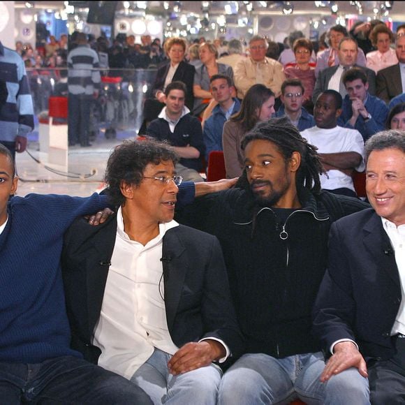 Laurent Voulzy a quatre fils.
© Jean-Jacques Datchary/ABACA. 12/03/2003. Laurent Voulzy, entouré de ses deux fils Nicolas (G) et Julien, et Michel Drucker lors de l'enregistrement de son émission Vivement Dimanche.