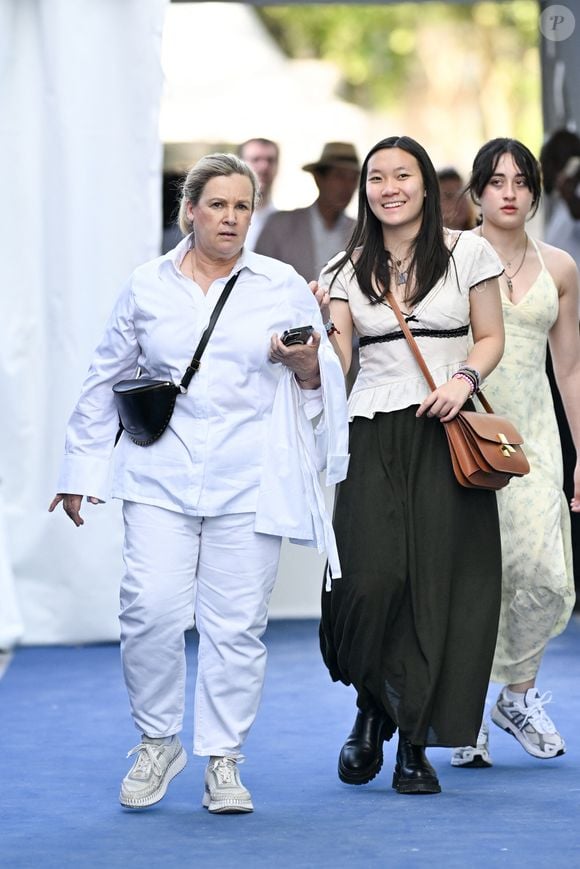 Exclusif -  Hélène Darroze dans la tente VIP lors du Longines Paris Eiffel Jumping au pied de la Tour Eiffel sur le Champ-de-Mars à Paris, France, le 21 juin 2025.

© Perusseau-Veeren/Bestimage