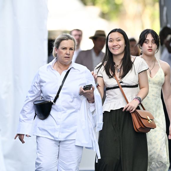 Exclusif -  Hélène Darroze dans la tente VIP lors du Longines Paris Eiffel Jumping au pied de la Tour Eiffel sur le Champ-de-Mars à Paris, France, le 21 juin 2025.

© Perusseau-Veeren/Bestimage