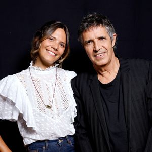 "Vous savez, même mes petits-enfants je ne suis pas suffisamment proche d’eux. Je pense que je suis un piètre grand-père", a-t-il reconnu sur TF1...

Exclusif - Julien Clerc et Vanille - Backstage - Enregistrement de l'émission "La Chanson secrète 9" à la Seine musicale à Paris, diffusée le 27 novembre sur TF1 à 21h05