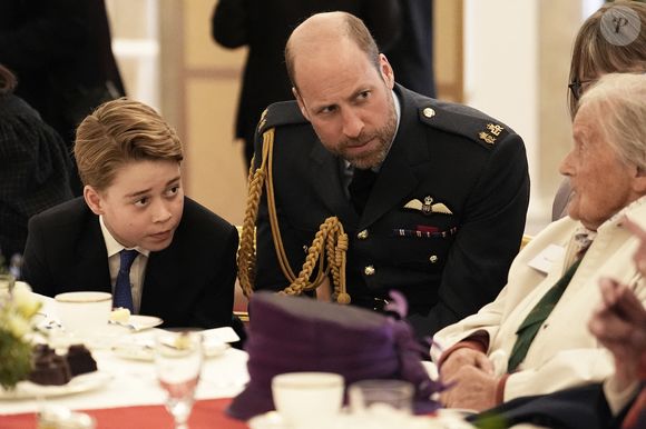 Le prince George de Galles, et le prince William, prince de Galles, - Les membres de la famille royale britannique assistent à la célébration du 80ème anniversaire de la fin de la Seconde guerre mondiale (VE80 Tea Party) au palais de Buckingham, à Londres, au Royaume-Uni, le 5 mai 2025. © Jordan Pettitt/WPA-Pool/Bestimage