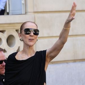 Celine Dion vient saluer et remercier ses nombreux fans qui l'attendent devant l'hôtel Royal Monceau à Paris le 23 septembre 2026. © Denis Guignebourg / Bestimage