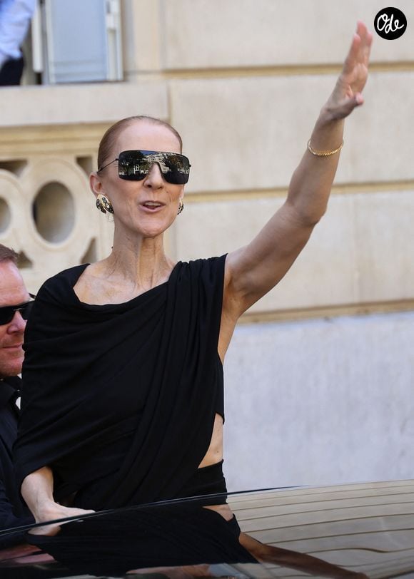 Celine Dion vient saluer et remercier ses nombreux fans qui l'attendent devant l'hôtel Royal Monceau à Paris le 23 septembre 2026. © Denis Guignebourg / Bestimage