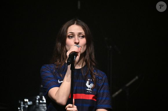 Mathilda détaille les modifications qu'elle a apportées : passage du refrain "L'Amour est un oiseau rebelle" en mineur, ambiance hispanisante avec musiciens andalous et guitares flamenca — tous les choix se sont retrouvés dans la prestation.

Mathilda - Soirée "FreeGleizes" au Bataclan à Paris le 29 janvier 2026.  En soutien à Christophe Gleizes, journaliste sportif emprisonné en Algérie pour avoir exercé son métier. © Lionel Urman/Bestimage