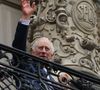 Dans la matinée de ce 28 mars 2025, le roi Charles III a été vu pour la première fois depuis son hospitalisation en quittant Clarence House. Comme l'a rapporté The Sun et d'autres médias britanniques, le digne héritier d'Elizabeth II a salué - tout sourire - les personnes présentes devant les grilles de sa résidence.
Le roi Charles III d'Angleterre salue la foule depuis le balcon de la mairie à Hambourg, le 31 mars 2023, sous le regard du président allemand, F-W.Steinmeier. (Action Press / Bestimage).