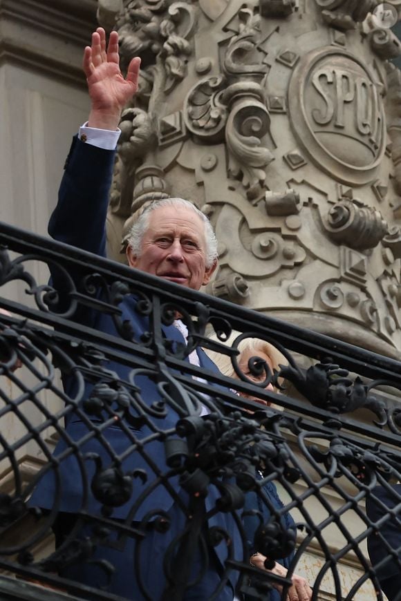 Dans la matinée de ce 28 mars 2025, le roi Charles III a été vu pour la première fois depuis son hospitalisation en quittant Clarence House. Comme l'a rapporté The Sun et d'autres médias britanniques, le digne héritier d'Elizabeth II a salué - tout sourire - les personnes présentes devant les grilles de sa résidence.

Le roi Charles III d'Angleterre salue la foule depuis le balcon de la mairie à Hambourg, le 31 mars 2023, sous le regard du président allemand, F-W.Steinmeier. (Action Press / Bestimage).