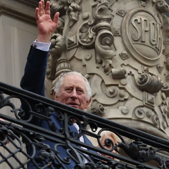 Dans la matinée de ce 28 mars 2025, le roi Charles III a été vu pour la première fois depuis son hospitalisation en quittant Clarence House. Comme l'a rapporté The Sun et d'autres médias britanniques, le digne héritier d'Elizabeth II a salué - tout sourire - les personnes présentes devant les grilles de sa résidence.

Le roi Charles III d'Angleterre salue la foule depuis le balcon de la mairie à Hambourg, le 31 mars 2023, sous le regard du président allemand, F-W.Steinmeier. (Action Press / Bestimage).