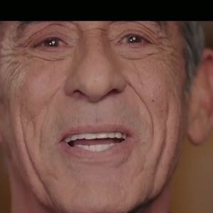 Le film révèle que son cancer, diagnostiqué en 2012, avait connu une rémission avant une rechute et une propagation aux poumons.

Capture d'écran du documentaire "La face cachée de l'Homme en Noir" sur TF1