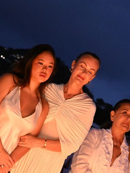 Laeticia Hallyday et sa fille Joy à Saint-Barth : derrière les lumières de la nuit, un lieu qui les relie toujours à Johnny