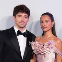 Fleurs en relief, maille ajourée et franges : Cette robe d'Alexandra Leclerc fait sensation au Grand Prix de Monaco