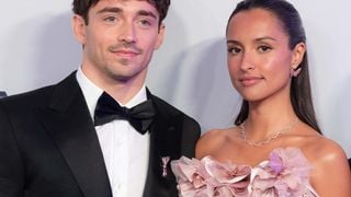 Fleurs en relief, maille ajourée et franges : Cette robe d'Alexandra Leclerc fait sensation au Grand Prix de Monaco