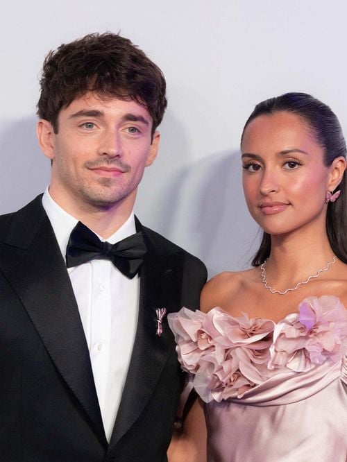 Fleurs en relief, maille ajourée et franges : Cette robe d'Alexandra Leclerc fait sensation au Grand Prix de Monaco